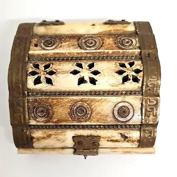 Vintage Ornate from India Tan Cream and Brass w/Felt Liner Trinket Box - Picture 2 of 9